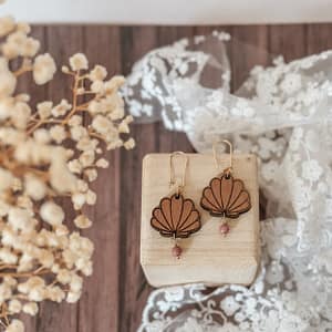 Boucles d’oreilles pendantes coquillages avec pierre