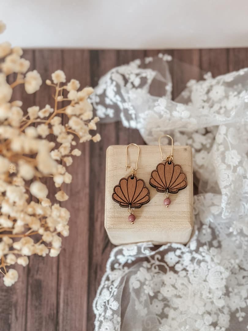 Boucles d'oreilles pendantes coquillages avec pierre