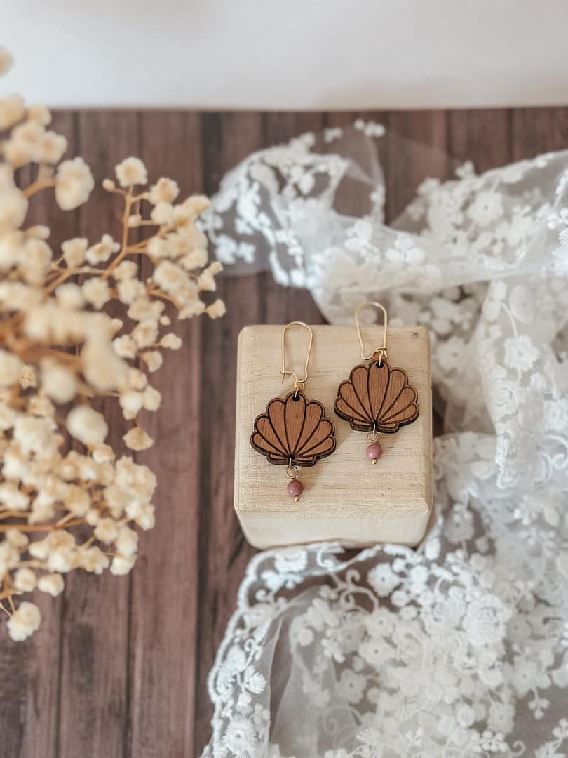 Boucles d'oreilles pendantes coquillages avec pierre – Image 3