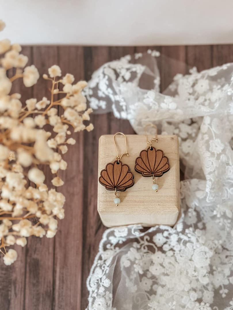 Boucles d'oreilles pendantes coquillages avec pierre – Image 2