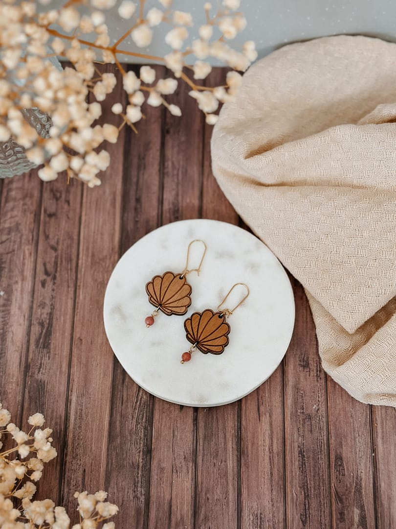 Boucles d'oreilles pendantes coquillages avec pierre – Image 6